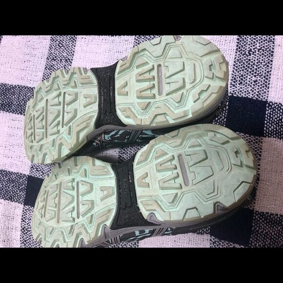 Nice athletic shoes by ASICS in size 81/2 - Picture 3 of 3